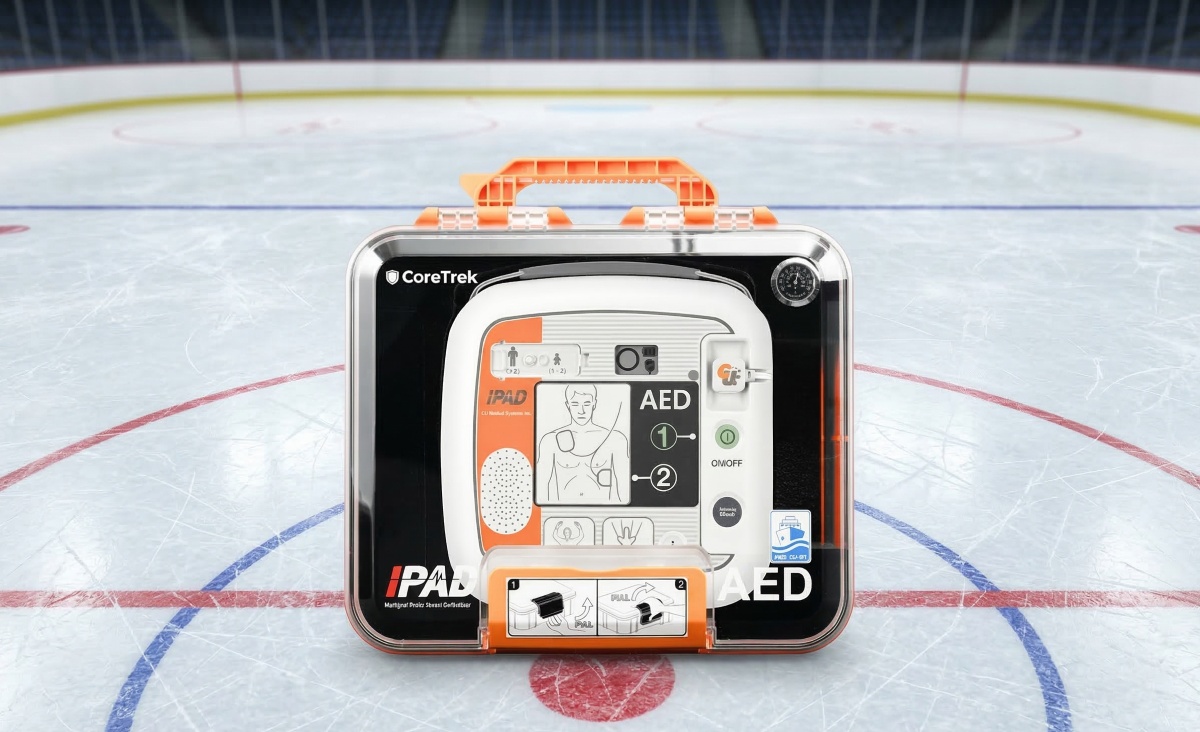 Automatisierter Externer Defibrillator (AED) in einem Schutzkoffer auf dem Mittelpunkt eines Eishockeyfeldes.