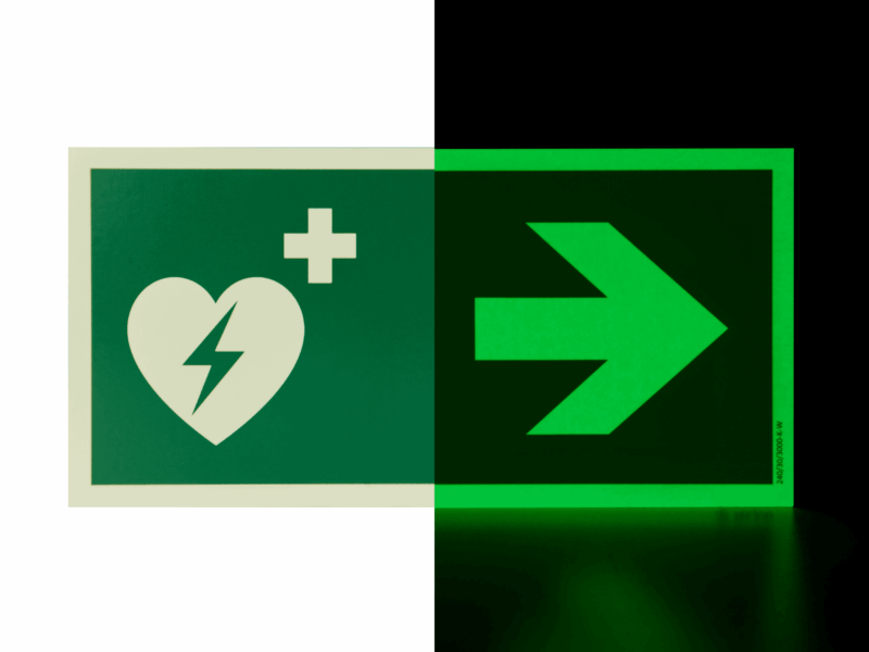 Rechts Scheef Defibrillator Hinweisschild Pfeil rechts nachleuchtend