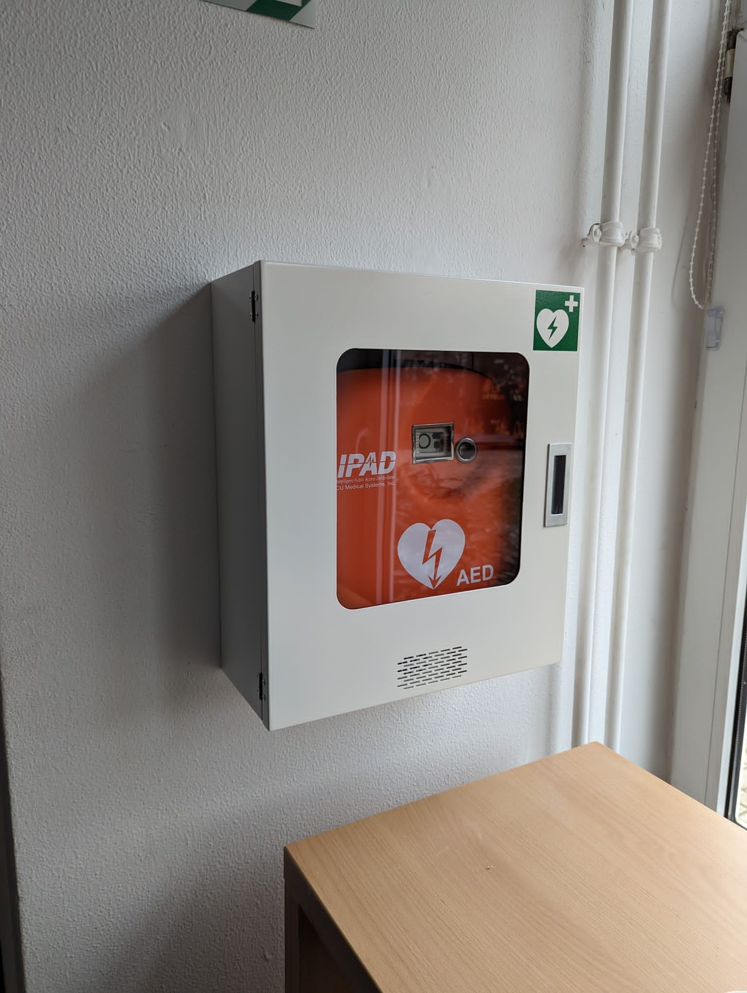 Defibrillator im Wandkasten