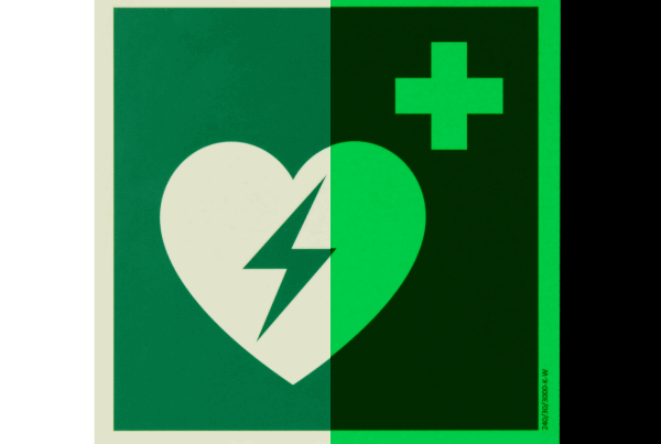 defibrillator aed hinweisschild mit aed piktogramm (photolumineszierend, langnachleuchtend)